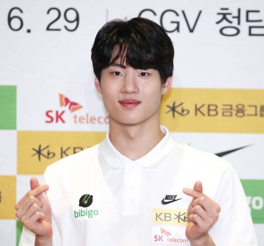 황선우가 29일 오전 서울 강남구 신사동 CGV청담시네시티에서 열린 기자간담회에서 손가락으로 하트를 표현하고 있다. 뉴시스