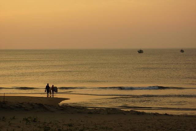 ▲저무는 바다에서 서핑을 즐기러 나온 휴가객, 성촌해변Ⓒ섬학교