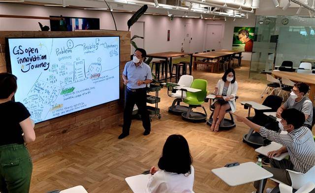 오픈이노베이션 ‘52g’에 참여하는 GS그룹 임직원들이 아이디어를 공유하고 있다.GS그룹 제공