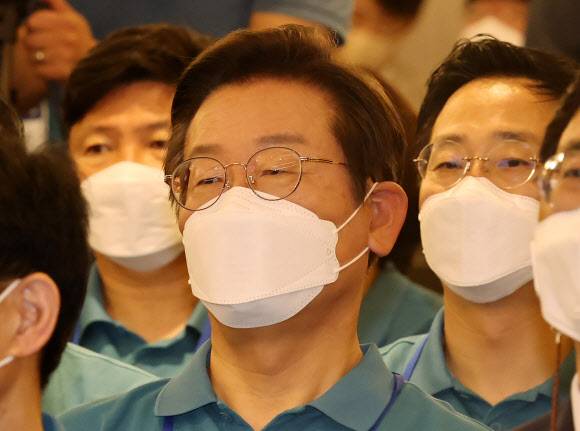 결과보고 듣는 이재명 의원 - 더불어민주당 이재명 의원이 24일 오전 충남 예산군 덕산리솜리조트에서 열린 ‘새롭게 도약하는 민주당의 진로 모색을 위한 국회의원 워크숍’에서 조승래 전략기획위원장의 결과보고를 듣고 있다. 2022.6.24 연합뉴스