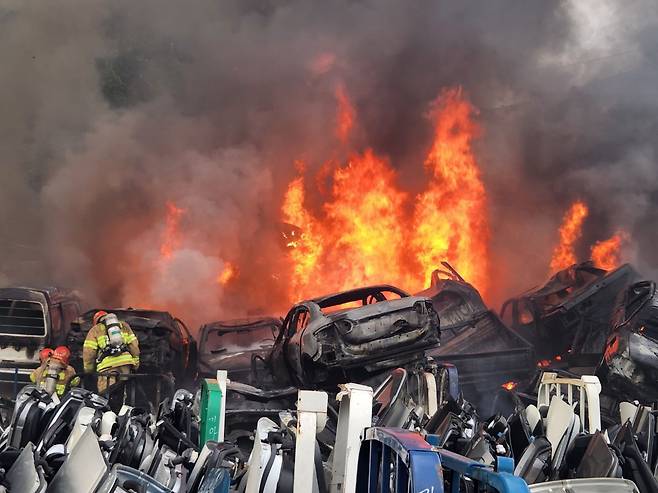 지난 28일 오후 6시 18분쯤 강원 원주 지정면의 한 폐차장에서 화재가 발생했다. 강원도소방본부 제공