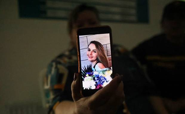 쇼핑몰 휴대전화 매장에서 일하다 실종된 타티아나의 어머니도 탄식했다. 어머니 류드밀라는 독일 빌트지와의 인터뷰에서 “폭격 후 딸과 연락이 두절됐다. 아무리 전화를 걸어도 받지를 않는다”고 호소했다. 출처=독일 빌트지 부편집장 파울 론츠하이머