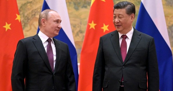 올해 2월 4일 베이징동계올림픽 개막식에 맞춰 중국을 찾은 블라디미르 푸틴(왼쪽) 러시아 대통령이 시진핑 중국 주석과 만나 기념촬영 중 이야기를 나누고 있다. 베이징 AP 뉴시스
