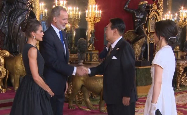 윤석열 대통령과 김건희 여사가 28일(현지시간) 스페인 마드리드 왕궁에서 열린 펠리페 6세 스페인 국왕 내외 주최 만찬에 참석해 펠리페 6세 국왕과 인사하고 있다. 연합뉴스