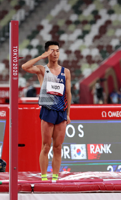 우상혁이 2021년 8월 1일 일본 도쿄 올림픽스타디움에서 열린 도쿄올림픽 육상 남자 높이뛰기 결선에서 경기를 마친 뒤 경례하고 있다. [올림픽사진공동취재단]