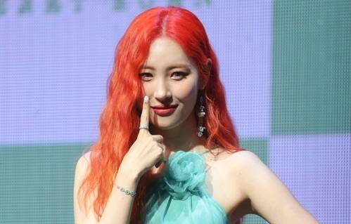 포즈 취하는 선미 (서울=연합뉴스) 류효림 기자 = 가수 선미가 29일 오후 서울 마포구 서교동 신한pLay 스퀘어에서 열린 새 앨범 '열이올라요' 발매기념 쇼케이스에서 포즈를 취하고 있다. 2022.6.29 ryousanta@yna.co.kr