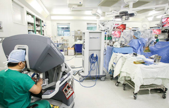 김용희 서울아산병원 식도암센터장(왼쪽)이 식도암 환자에게 다빈치 로봇을 이용한 식도 절제 수술을 하고 있다.