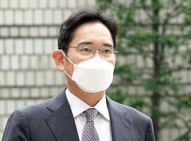 이재용 삼성전자 부회장이 23일 서울중앙지법에서 열린 ‘회계 부정·부당합병’ 관련 공판에 출석하고 있다.(사진=연합뉴스)