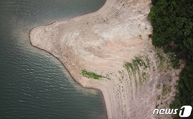 가뭄으로 경북 청도군 운문댐 수위가 낮아지면서 가장자리 땅이 드러난 모습. /뉴스1 © News1 공정식 기자