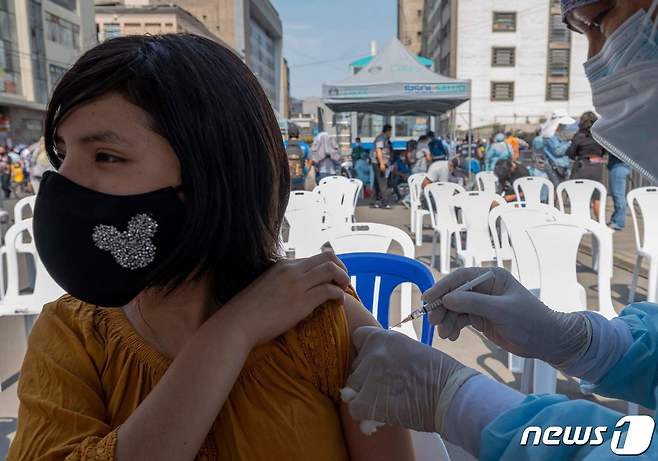 5일(현지시간) 페루 리마에 마련된 코로나19 백신 접종소에서 주민이 화이자 백신을 맞고 있다. © AFP=뉴스1 © News1 우동명 기자