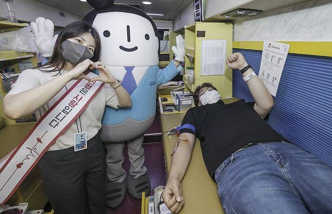 대우건설 헌혈버스 헌혈 진행 사진(대우건설 제공) © 뉴스1