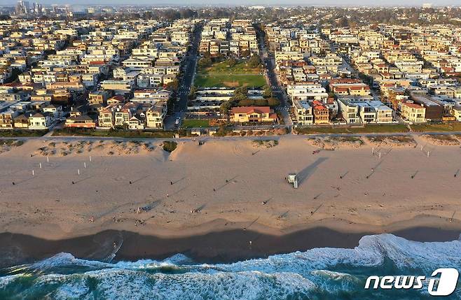 미국 캘리포니아주(州) 로스앤젤레스 맨해튼 비치에 있는 브루스 비치(Bruce's Beach·사진 가운데 갈색 리조트). 21.04.19 © AFP=뉴스1 © News1 김예슬 기자