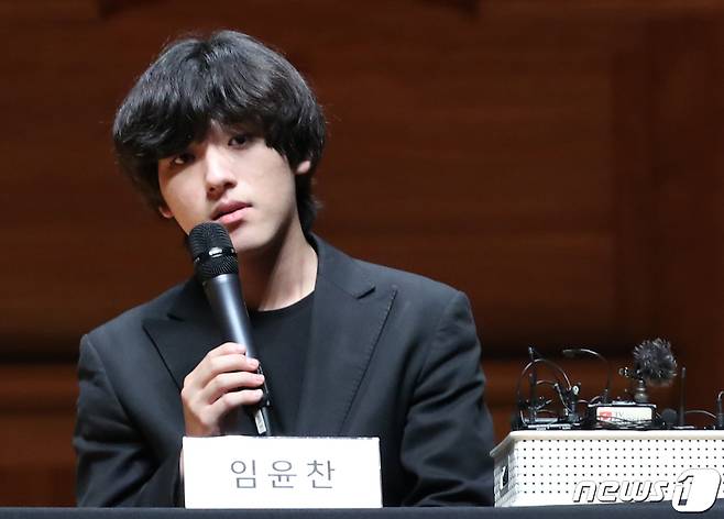 피아니스트 임윤찬이 30일 오후 서울 서초구 한국예술종합대학에서 제16회 반 클라이번 콩쿠르 우승기념 기자간담회를 하고 있다. 2022.6.30/뉴스1 © News1 송원영 기자