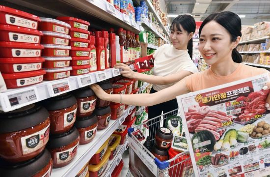 서울 홈플러스 강서점에서 모델들이 정부의 단순가공식료품 부가세 면세 조치에 따른 할인 상품을 선보이고 있다.