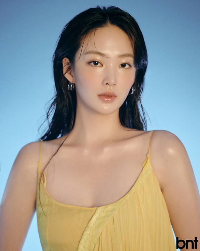 옐로우 컬러 슬리브리스 원피스는 손정완, 이어링은 로아주(ROAJU) 제품.