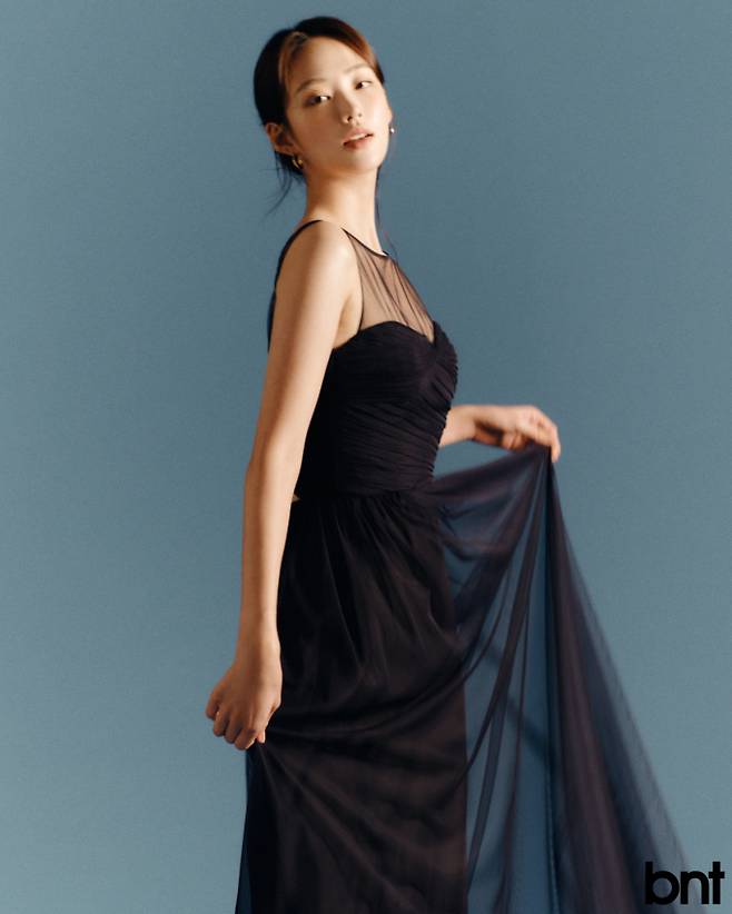 딥 블루 컬러 시스루 드레스는 손정완, 이어링은 로아주(ROAJU) 제품.