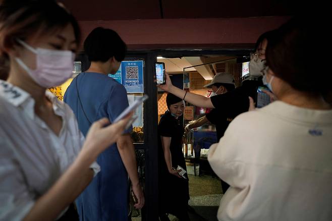 27일 코로나 확진자 제로를 달성한 중국 상하이시에서 29일부터 음식점 영업이 재개됐다. 손님들이 식당에 입장하기 위해 QR코드를 꺼내보이고 있다. /로이터 뉴스1