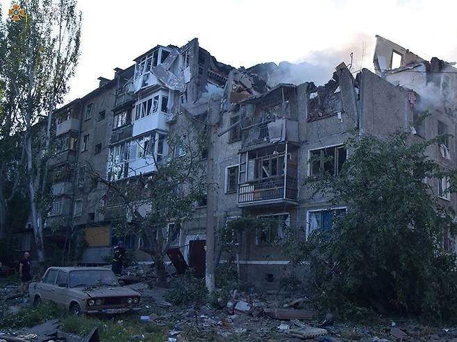 29일(현지 시각) 러시아의 폭격을 받은 우크라이나 아파트 건물. /로이터 연합뉴스