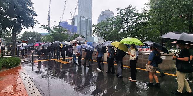 30일 오후 5시 40분쯤 서울 영등포구 지하철 5호선 여의도역 5번 출구 앞에 지하철을 타려는 시민들이 줄을 100m쯤 늘어섰다. 폭우로 버스 대신 지하철로 퇴근하려는 시민들이 몰리면서 본격적인 퇴근길이 시작된 오후 6시쯤 대기줄은 200m로 늘어났다. /오주비 기자