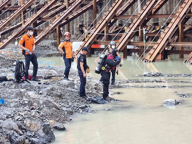 30일 오후 근로자 1명이 물에 빠져 숨진 사고가 발생한 용인시 기흥구의 한 아파트 공사현장 모습. /경기도소방재난본부