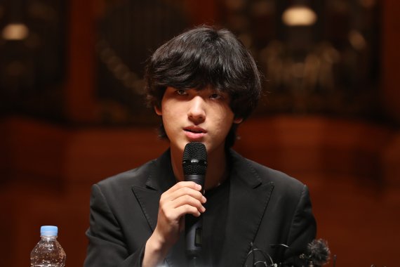 미국 반 클라이번 콩쿠르에서 최연소로 우승한 피아니스트 임윤찬이 6월 30일 서울 한예종 서초캠퍼스에서 기자간담회를 하고 있다. 뉴시스