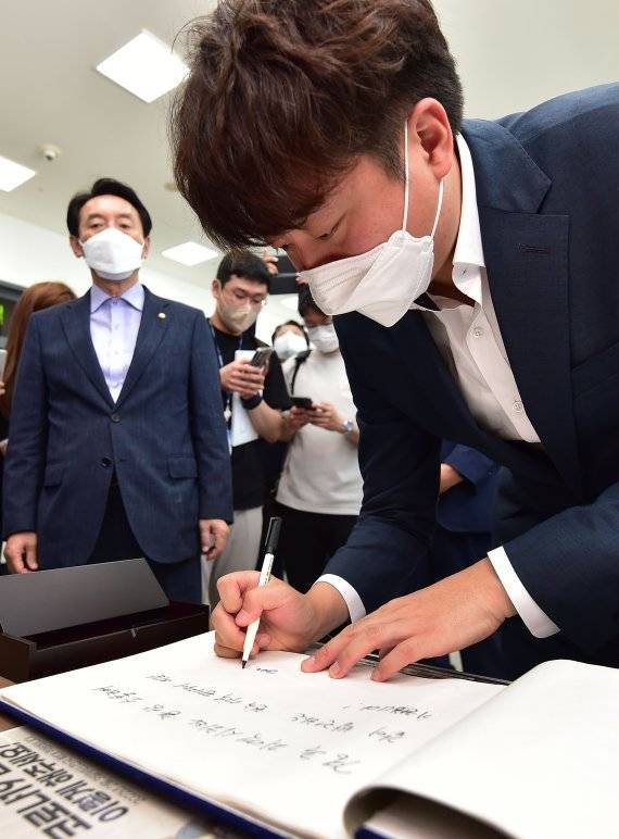 이준석 국민의힘 대표가 6월 30일 오전 경북 경주시 양남면 한국수력원자력(주) 월성원자력본부 홍보관을 방문해 방명록을 작성하고 있다. 뉴시스