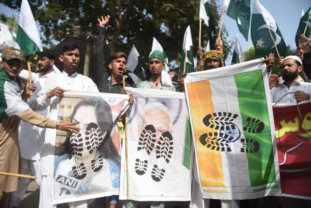 6월 26일 파키스탄 카라치에서 이슬람교도들이 이슬람 예언자 무함마드에 대한 '모욕성 발언'을 한 인도국민당(BJP) 대변인 누푸르 샤르마의 체포를 요구하며 시위를 벌이고 있다. 카라치=AFP 연합뉴스