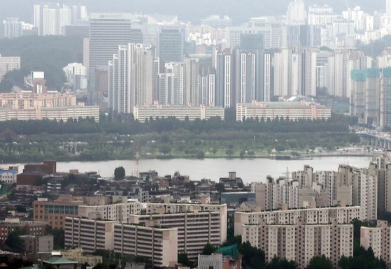 올해 상반기 전국 아파트값이 0.11% 하락한 것으로 나타났다. 사진은 서울 시내 아파트 단지의 모습. 뉴스1