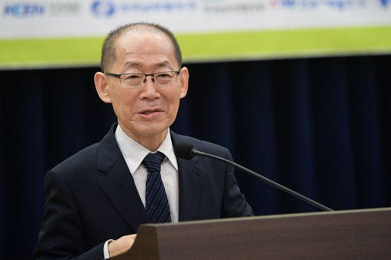 30일 오전 서울 여의도 국회 의원회관에서 이회성 IPCC 의장이 발표하고 있다. 뉴시스