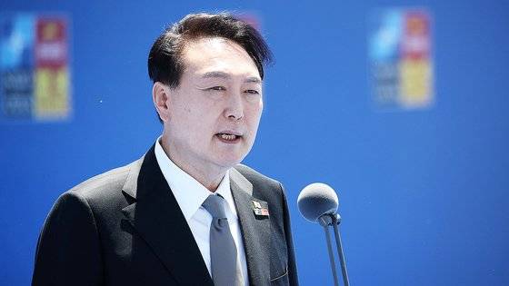 윤석열 대통령이 29일(현지시간) 나토 정상회의가 열리는 스페인 마드리드에서 취재진의 질문에 답하는 모습. 대통령실사진기자단. 뉴스1.