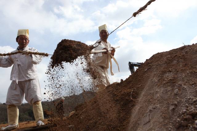▲ 한국의 장례문화를 상징하는 강원도 무형문화재 4호 횡성회다지소리 기록화사업이 추진돼 관심이 모아지고 있다. 사진은 횡성회다지소리 원형기록 자료사진.