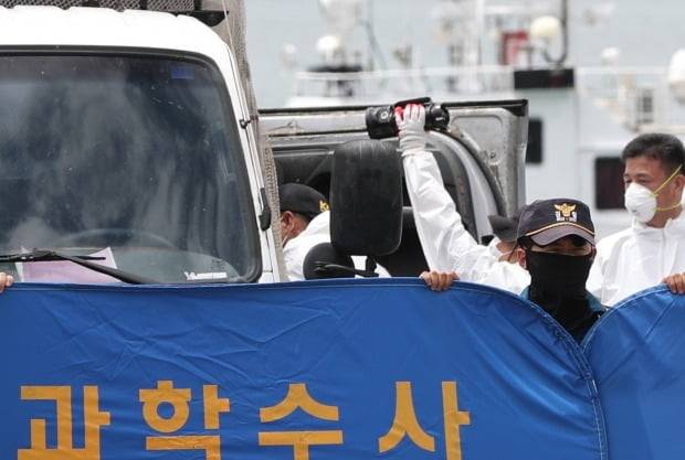 29일 오전 전남 완도군 신지면 송곡선착장 인근 방파제에서 경찰이 10m 바닷속에 잠겨있는 조유나(10)양 가족의 차량을 인양한 뒤 차량 내부를 촬영하고 있다. /사진=연합뉴스