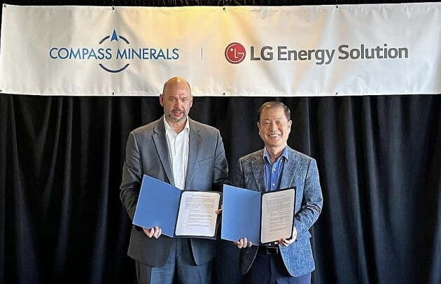김동수 LG에너지솔루션 김동수 전무(오른쪽), 크리스 옌델 컴파스 미네랄 대표가 탄산·수산화리튬 공급에 대한 MOU를 체결하고 있다. 사진=LG에너지솔루션 제공