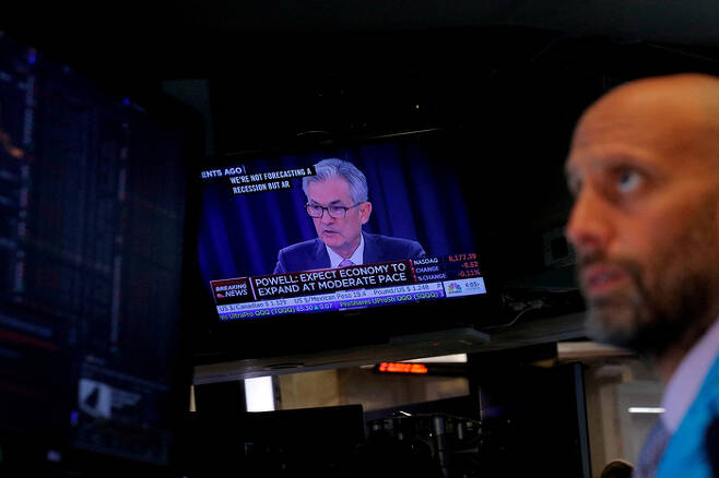 <YONHAP PHOTO-1032> FILE PHOTO: A trader works as a screen shows Federal Reserve Chairman Jerome Powell‘s news conference after the U.S. Federal Reserve interest rates announcement on the floor of the New York Stock Exchange (NYSE) in New York, U.S., September 18, 2019. REUTERS/Brendan McDermid/File Photo/2022-06-30 04:02:52/<저작권자 ⓒ 1980-2022 ㈜연합뉴스. 무단 전재 재배포 금지.>