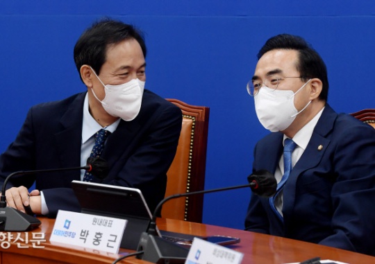 Woo Sang-ho, chairman of the Democratic Party of Korea’s emergency committee and the party’s floor leader Park Hong-keun talk at a committee meeting at the National Assembly in Yeouido, Seoul on the morning of June 29. National Assembly press photographers