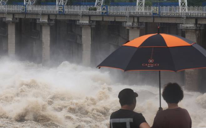 30일 하남시 팔당댐 근처에서 시민들이 집중호우로 방류 중인 댐을 보고 있다. 연합뉴스
