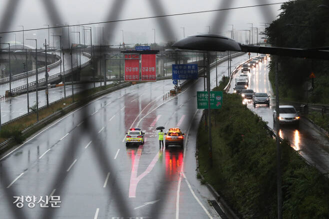 호우경보가 내려지면서 수도권 일부 도로가 통제된 30일 서울 동부간선도로 성동교 부근이 통제되고 있다. /한수빈 기자