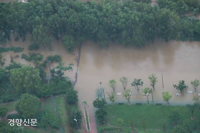 수도권에 호우특보가 발효되는 등 많은 비가 내린 30일 서울 여의도 63아트에서 내려다본 여의도 한강공원 일부가 물에 잠겨 있다. / 이준헌 기자