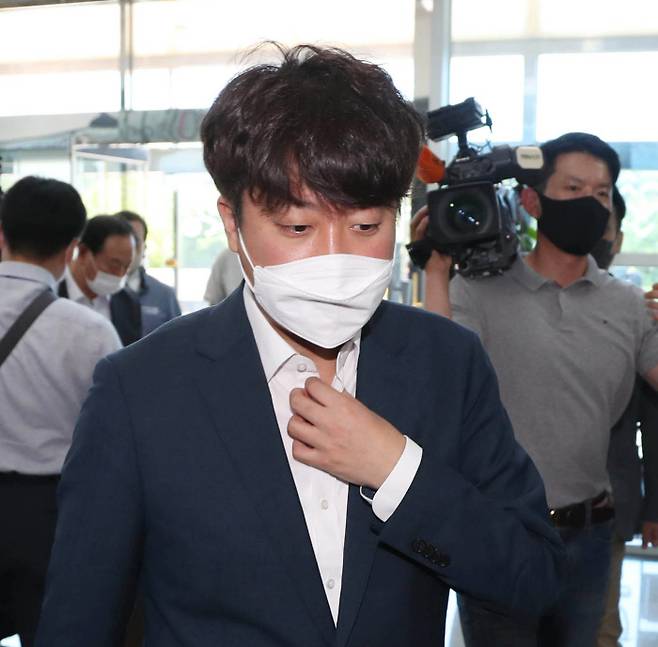 이준석 국민의힘 대표가 30일 경북 경주 월성원전의 사용후핵연료 임시저장시설을 방문하기 전 월성원전 홍보관으로 걸어가고 있다. 연합뉴스