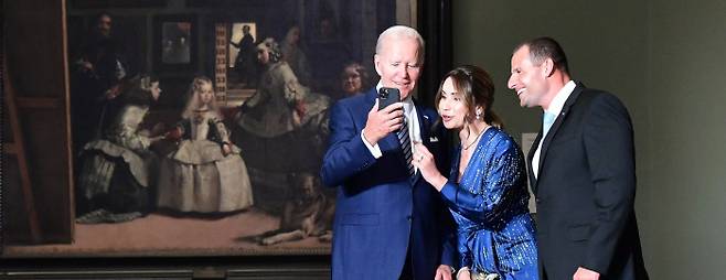 ‘시녀들’ 앞에서 셀카 찍는 바이든 조 바이든 미국 대통령이 29일(현지시간) 북대서양조약기구(나토) 정상회의 일정 중 프라도 미술관을 방문해 로버트 아벨라 몰타 총리 부부와 함께 스페인 화가인 디에고 벨라스케스의 대표작 ‘시녀들’ 앞에서 셀카를 찍고 있다. 마드리드 | AP연합뉴스