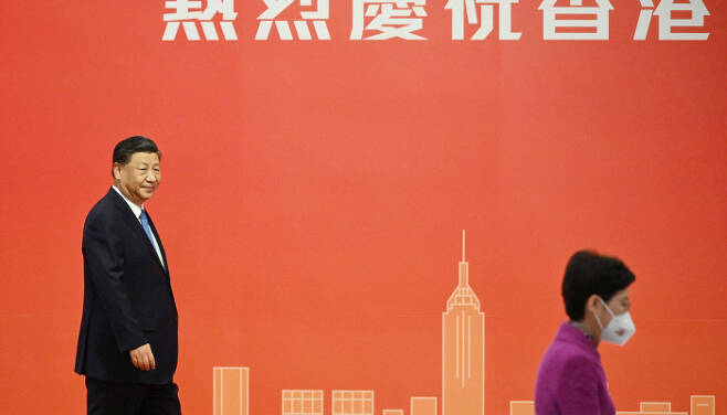 같은 방향으로 시진핑 중국 국가주석이 30일 전용 고속열차 편으로 홍콩 서구룡역에 도착한 후 연설을 하기 위해 연단에 오르고 있다. 홍콩 | 로이터연합뉴스