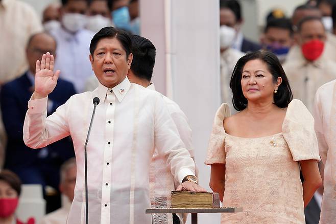 페르디난드 마르코스 필리핀 대통령과 그의 아내 마리아 루이스와 함께 30일 대통령 취임식에 참석해 취임선서를 하고 있다./AP연합뉴스
