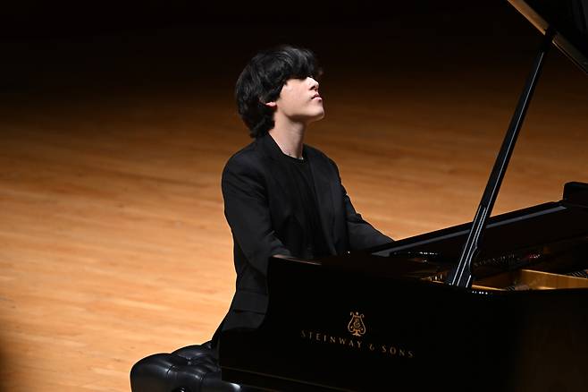 Pianist Lim Yun-chan performs during a press conference at the Seocho campus of Korea National University of Arts on Thursday. (Im Se-joon/The Korea Herald)