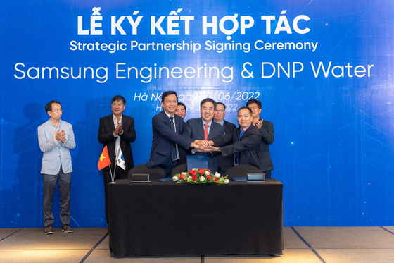 From left: DNP Holding CEO Nguyen Van Hieu, Samsung Engineering Executive Vice President Kang Gyu-yeon and DNP Water Chairman Ngo Duc Vu [SAMSUNG ENGINEERING]