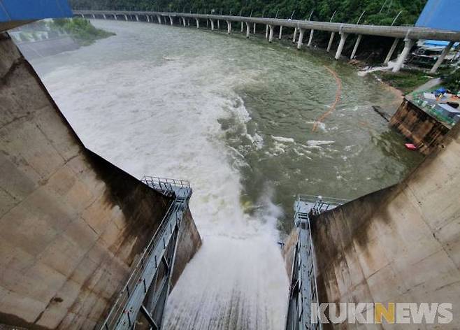 강원일부 지역에 호우주의보가 발효된 30일 오전 춘천댐이 초당 1350t의 물을 방류하고 있다