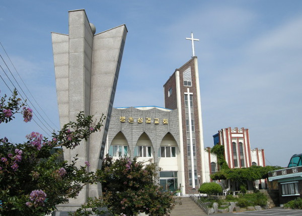 1950년 9월 공산군에 의해 66명의 희생자가 발생한 충남 논산시 성동면 병촌교회 앞에 세워진 순교자 기념탑.