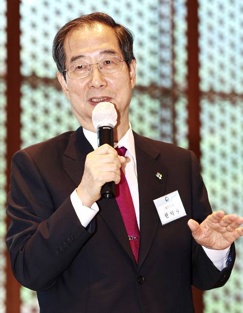 한덕수 국무총리가 28일 세종 총리 공관에서 열린 출입기자단 간담회에서 질문에 답하고 있다. 연합뉴스