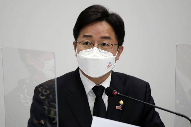 광주 서구 더불어민주당 광주시당에서 열린 신임 지도부의 첫 현장 최고위원회의에서 강병원 의원이 발언하고 있다. 연합뉴스