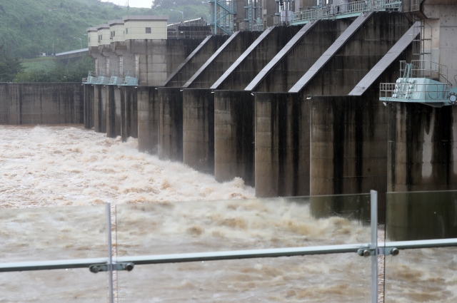 30일 오후 경기 연천군 군남홍수조절댐에서 임진강 수위를 조절하기 위해 물을 방류하고 있다. 뉴시스
