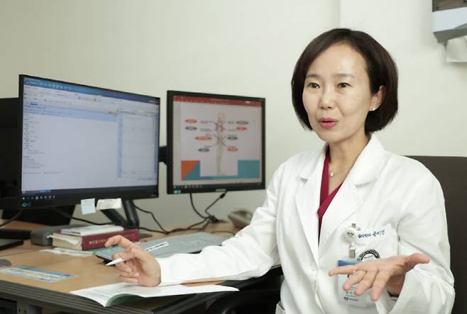 경희대한방병원 한방재활의학과 송미연 교수가 잘못된 자세와 체형, 다이어트에 대해 설명하고 있다.